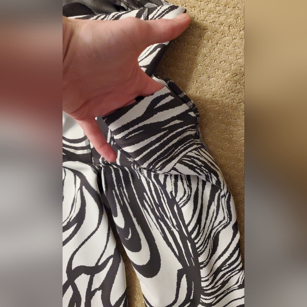 lululemon athletica Black and White Patterned Leggings - Picture 5 of 7